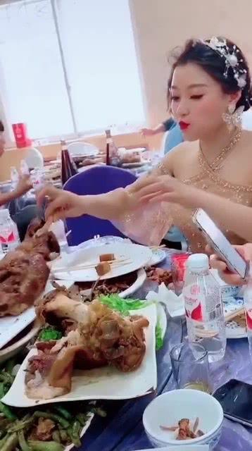 镇江新娘吃瓜事件视频,一场网络热议的婚礼风波