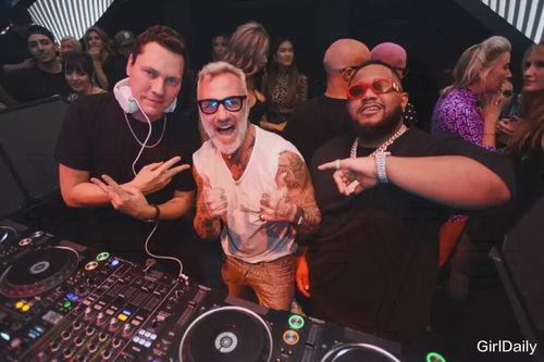 头条大叔抱孩子跳舞音乐